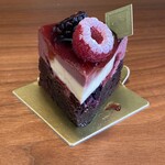 Un Petit Paquet - スーボワ：カシスとフランボワーズのピューレを ミルクチョコレートに混ぜ込み キルシュのババロワ、赤い実のジュレを入れましたケーキ