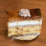 Un Petit Paquet - キャラメル・バニーユ　アーモンドのダックワーズに、キャラメリゼした くるみとキャラメルクーム、バニラクリーム