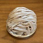 Un Petit Paquet - モンブラン　マロングラッセを入れた生クリームを シュクセの土台に絞り、フランス産栗と和栗を合わせた マロンクリームを絞りましたケーキ