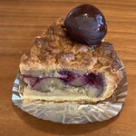 Un Petit Paquet - 栗のタルト　カシスでアクセントをつけた栗のタルトに栗の渋皮煮を丸ごと乗せた、リッチなタルト