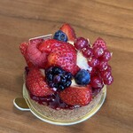 Un Petit Paquet - タルトフレーズ　シナモン風味のタルトに、フランボワーズジャム カスタードクリーム、いちごを重ねたケーキ