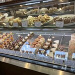 Un Petit Paquet - 一番右：シェフのきまぐれ　今回は買いませんでしたが、シェフのきまぐれは、すごく美味しい事が多いです