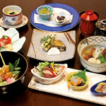 “结都 (YUIT) 宴席”使用时令食材制作的午餐正式宴席。