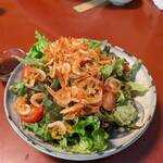蕎麦と地魚 博重 - 桜エビのサラダ　1380円
地元の野菜を使用とありましたが、サニーレタスとミニトマト
だけは、寂しいなぁ
桜エビは、パリパリで美味しかったです。