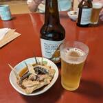 蕎麦と地魚 博重 - 地ビールは、DHCのビールで小鳥のラベルがかわいらしい
けど、美味しかった～
お通し？おつまみ？で
魚のアラの煮凝りが付いてきました。

金目のアラでは、なさそうですが
美味し～しかし、骨多い・・
