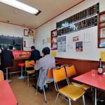 Kousharou - 平日の昼過ぎは近場のサラリーマンのオアシス。手前ではビール瓶を前にするお子さま。