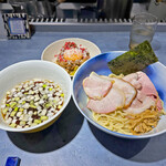 うずとかみなり - 「天城黒豚チャーシューつけそば」と、「黒毛和牛の合法ユッケ飯」