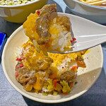 うずとかみなり - 甘辛い味付けの黒毛和牛に卵黄の組み合わせは「すき焼き」を彷彿とさせる味