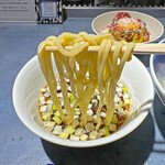 うずとかみなり - 香ばしい醤油の風味とスープの旨味に、香味油に使用した「天城黒豚の背脂」の甘みと旨味、そしてネギの風味でとても美味しいです