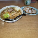 マリモ - 醤油バターラーメンです。もう一つは焼豚です