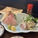 新宿参丁目 立呑み ありがとう - 刺身（かんぱち、いわし）