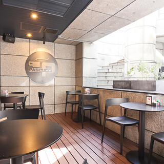 《テラス席完備》シックな雰囲気の店内はベビーカー入店も可