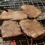 七輪焼肉 楽しいら - 厚切り  希少黒タン