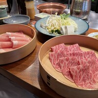 しゃぶしゃぶ 山笑ふ 表参道店 - 右は単品の黒毛和牛赤身60g