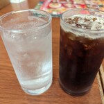 ココス - まずはお水とアイスコーヒーゲット