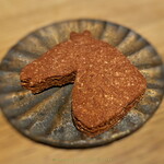パーラー アルマス - ココアのスパイスクッキー 実際の色目はもっと濃いです（ダーク系チョコに近い）