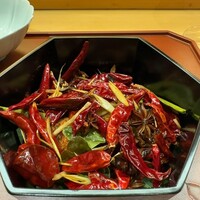 美会 - 唐辛子の中には河豚の唐揚げが！