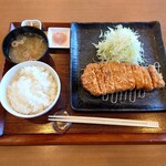 Ichi Maru Roku Emu - ●TOKYO-X ロースかつ定食　2,980円
                      
                      まずは提供時におすすめされた岩塩で食べてみた
                      
                      サクサクな衣が食感良い
                      
                      噛み締めると口の中でジュワァっと
                      上質な脂の旨味が溢れ出すよねえ〜❕