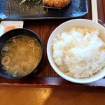 Ichi Maru Roku Emu - ◯お味噌汁
                      白味噌にかなり近いミックス味噌かな❔
                      
                      薄味気味で汁に出汁と味噌の旨味、豚肉は入っていないけれど
                      豚の脂の旨味（甘み）を感じて美味しい味わい
                      
                      切り落とした脂身を出汁として使ってるのかな❔