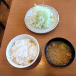 Ichi Maru Roku Emu - ■ご飯、お味噌汁、キャベツのお代わりは
                      　3回まで出来る❕
                      
                      ってよっぽどの大食い（笑）で無い限り
                      3回もお代わり出来れば十分だろうなあ
                      
                      なので1回だけ全てをお代わりをした