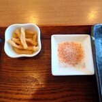 Ichi Maru Roku Emu - 牛蒡の漬物と岩塩
                      
                      ◯ごぼうの漬物
                      シャキシャキ感が心地良くて美味しい