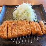 Ichi Maru Roku Emu - 赤肉の部分もサシが入っているためか
                      肉質も柔らかく肉の旨味が堪能できるよねえ❕
                      
                      このお肉は岩塩で食べないと非常に勿体無い味わい❕