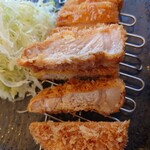 Ichi Maru Roku Emu - ほぼお肉には熱がシッカリ目に入ってて
                      微妙にピンクの部分があるような、ないような揚げ具合
