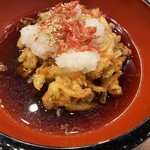 丸亀製麺 - 甘辛つけ汁 香ばしえびのかき揚げうどんのつゆ
            大根おろしとアミエビ、ゴマも載せられていました