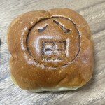 ラ・サンテ - プレミアムあんぱん。「八田」のマークがポイント