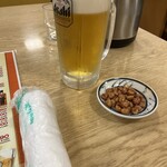 福福 - 料理写真:生（中）ビール、突き出し、布おしぼり