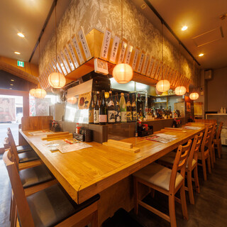 A wide variety of seating options accommodate a variety of occasions ◎Single drinks are also welcome.