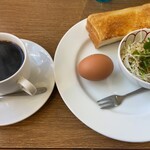 KEI - 保温してたのか、香りの無い、煮詰まったかのようなコーヒーと冷めたパン。そしてメニュー写真とかけ離れたサラダ…(日替りらしいけど)ドレッシングでビショビショになっていてフォークで絞って食べました。