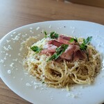 Cacio e pepe with jamon serrano/spaghetti
