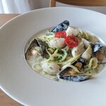 Scallops and mussels with raw seaweed cream sauce/raw tagliolini