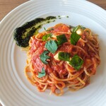 Mozzarella cheese and green perilla tomato sauce/spaghetti
