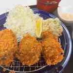 豚香王国 井しん - 厳選広島県産牡蠣！自家製ソース ＆タルタルソース相性抜群!!
超栄養満点!!!
※店内限定メニュー
※付け合せ内容変更有り