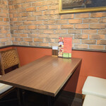 Delizioso 0141 - 店内のテーブル席の風景です