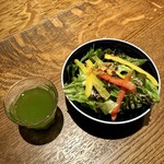 山本のハンバーグ - サラダとミニ野菜ジュース