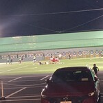 入母屋珈琲 - カフェ席から見えるアーチェリーの的とフットサルグランド