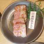Sumibi Yakiniku Fushimiya Hidagyuu Bettei - 飛騨牛カルビ（タレ）（¥989）（税込）