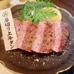 Sumibi Yakiniku Fushimiya Hidagyuu Bettei - 厚切り上牛タン（¥1,759）（税込）