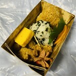 おにぎり山翠 - 料理写真:「唐揚げバスケット」220円税込み♫、おにぎりは「わかめ」140円税込み♫、『焼きチーズ』160円税込み♫