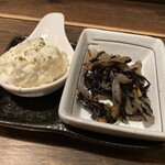 あうん屋 - お通し．手羽の合間にお役立ち