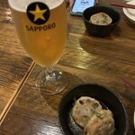 市 - ビール、お通し(れんこんの挟み焼き)