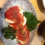 わがままダイニング 粋々 - トマトスライスをモッツァレラチーズで