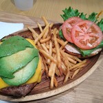 クア・アイナ - 厚切りチーズアボガドバーガーのセット