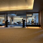 稲取銀水荘 - この奥がラウンジ。ずーっと奥まで続いています。