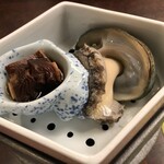 稲取銀水荘 - サザエも絶賛生きてますー。隣のタコの柔らか煮だけはいつもイマイチwなんで？