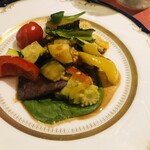 稲取銀水荘 - ある日の肉料理。霜降りすごい和牛ステーキサラダ風