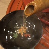 馬車道 大かわ - お出汁を注ぐと綺麗な色の紅葉に！